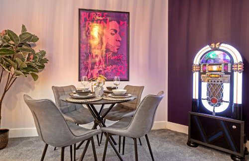 PRIME City Centre Location, THE JUKE BOX SUITE, Secure Gated FREE Parking Space, Unique STYLISH Apartment, AIR CONDITIONING & Two Bathrooms - Photo 6