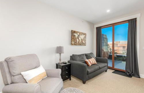 Stylish Grand Lake Retreat - King Bed - Walk to Lake - Foto 1