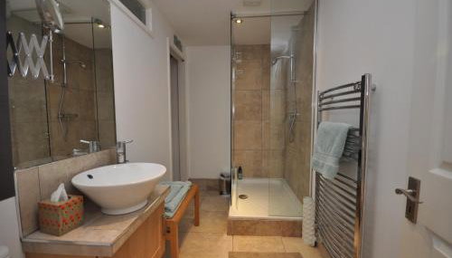 The Coach House Studio Apartment - Foto 5, towels, Shower