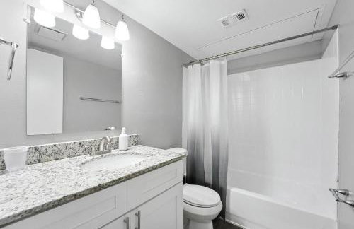 Budget-Friendly 2Bd Apartment I Free Parking - Photo 16