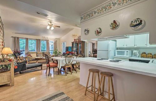 Riverfront Martindale House with 2 Covered Decks - Foto 9