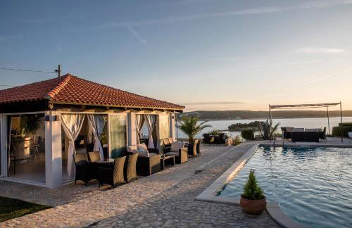 Apartments by the Beach with Pool and Lounge Beds - Miral Apartments - Foto 1