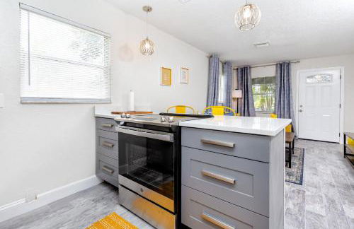 Walk to Downtown - 7min to beach - King bed & Free parking - Foto 16