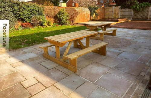 Charming Surrey Cottage perfect for Autumn or Winter gatherings - Photo 16