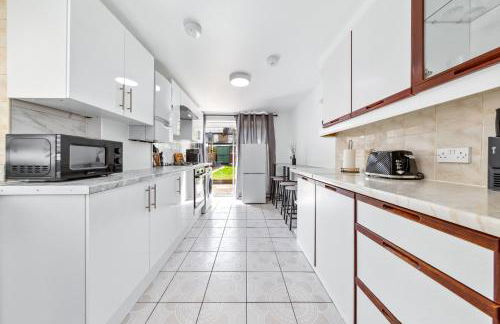 4BR North London I WiFi, Garden, Near Shops - Foto 18