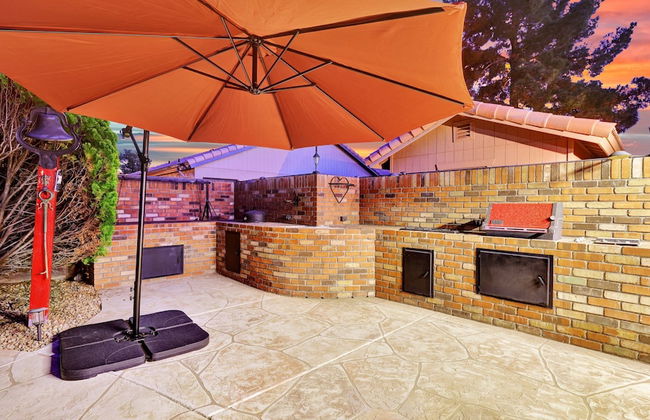 Amenities Galore! Outdoor Living & Lots of Games - Foto 45