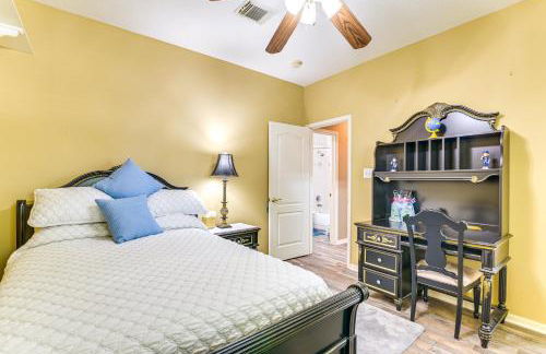 Patio, BBQ and Yard Family Retreat in Pearland - Photo 17