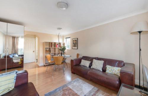 2BR Waterside View Free Parking Fast WiFi Terrace Balcony TV BBQ Garden Access - Foto 25