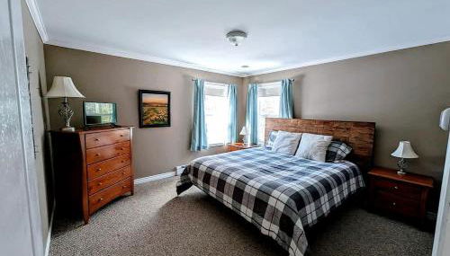 Spacious Ranch-Style Retreat with Private Deck, Nestled in Nature Near Acadia, Hancock Maine - Foto 3