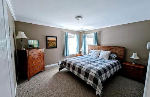 Spacious Ranch-Style Retreat with Private Deck, Nestled in Nature Near Acadia, Hancock Maine - Foto 3