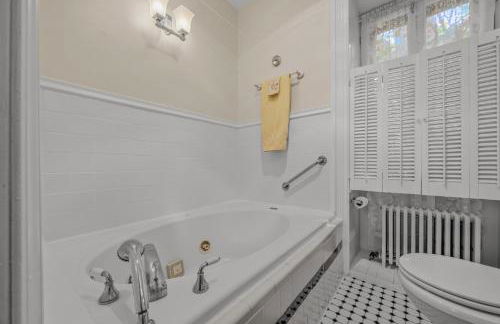 The Manor - Historic Mansion, Wifi, Covered Porch, Screen Porch, King Bed, Walk to Spas, Shops & Restaurants - Foto 67