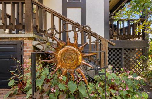 Stylish Mountain Retreat with Sunroom and Pergola - Foto 70