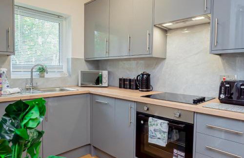 Spacious Home near Heathrow & Windsor with Parking - Photo 3