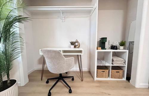 Quiet Community, Stylish Escape - Photo 5