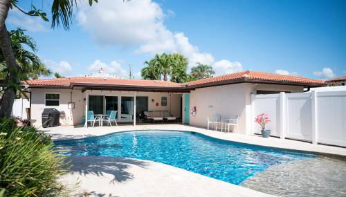 Charming Beach House w/Private Pool Paradise~WALK TO BEACH - Foto 2