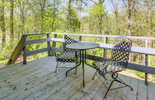 1 Mi to Pisgah Natl Forest Wooded Haven with Deck - Foto 19