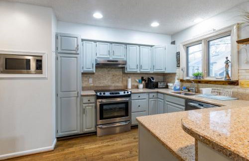 Pet-Friendly Beach Getaway, Relax by the Bay! - Foto 38