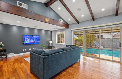 Luxury Estate with Sparkling Pool & Elegant Amenities - Foto 36