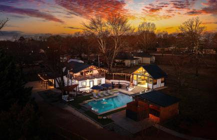 Sleeps 13 Saltwater Pool Fully Fenced in Yard - Photo 2