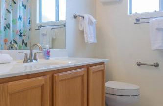 Modern House with Office Cornhole Near Freeways - Foto 24