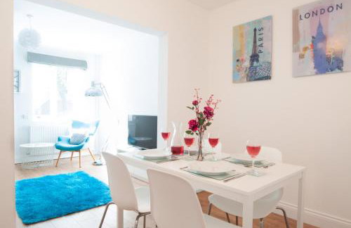 The Wellington - Stylish 3-Bedroom House, Sleeps 8, Ideal for Professionals - Photo 2