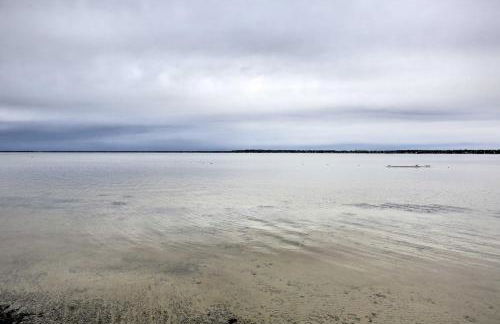 Peaceful Lakefront Houghton Lake Property with Patio - Foto 30