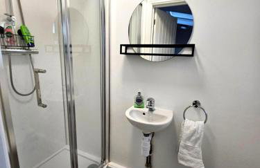 Bristol Airport, 5 Bed House, 5 Bathrooms, WiFi, Ample Parking - Foto 11