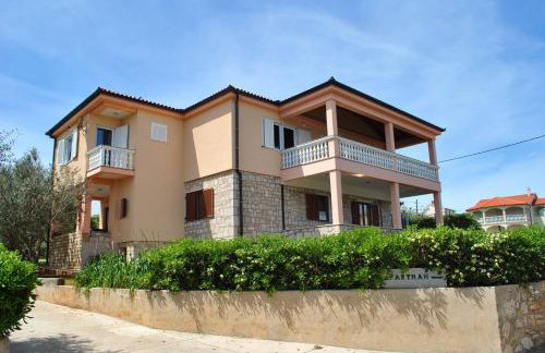 Seaside apartments with a swimming pool Ugljan - 829 - Foto 2