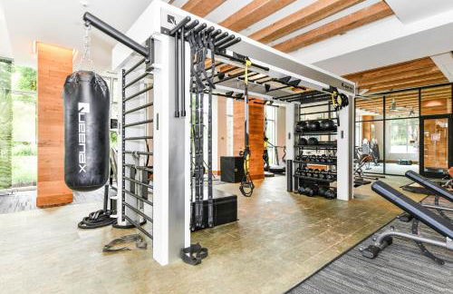 Posh 2BR Retreat Gym, Prkng and Scenic Rooftop - Photo 35