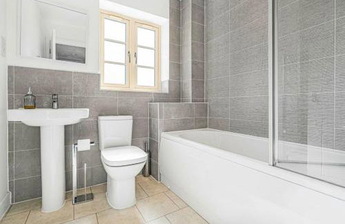 Contemporary 3 Bedroom home in Launton Village - close to Tythe Barn, Bicester Shopping & Bicester Heritage - Foto 18