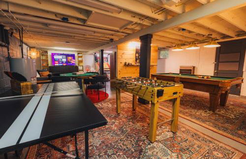 Family Pocono Gem by the lake with private sauna, hot tub, and huge game room - Foto 42