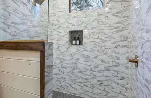 Winter Retreat in the Pines, Cozy Cabin & Fire Pit Nights - Foto 6