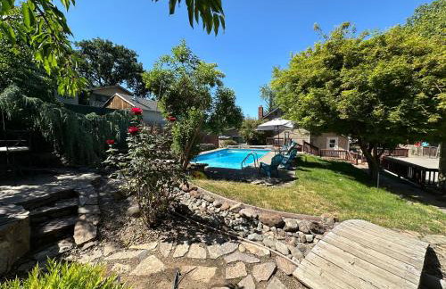 Medford Home And 2 Condos With Pool - Photo 60
