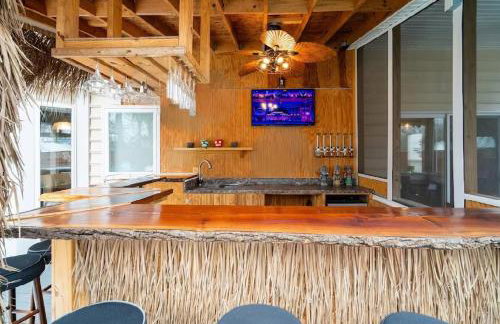 Tropical Oasis with Tiki Bar, Firepit, Seasonal Pool - Foto 77