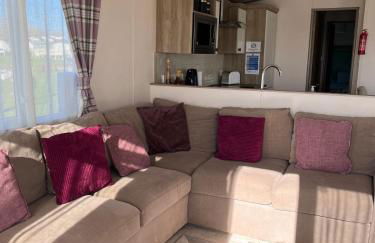 2 bed, 2 bath with decking overlooking the fishing lake at Sand Le Mere - Foto 10