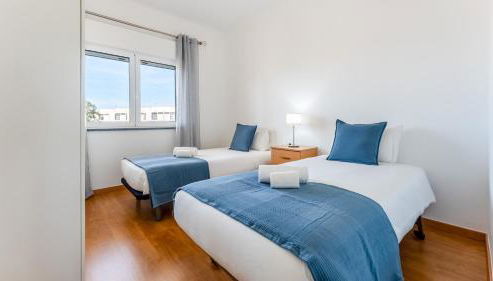 Sunny 3BDR Apt with Pool in Ferreiras by LovelyStay - Foto 4