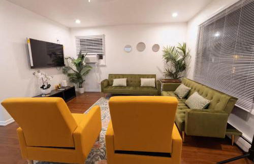 Two Bedroom house in Skokie with full kitchen and parking - Photo 1