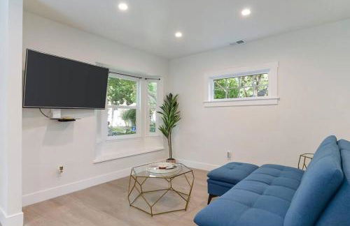 East Sac Getaway, Walking Distance to Hospitals - Photo 9