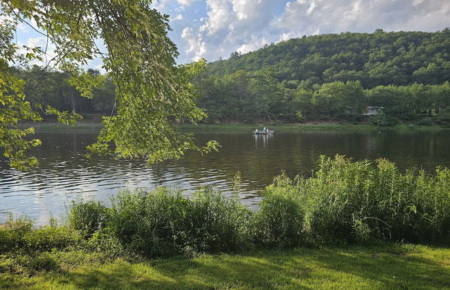 Pocono Dog-Friendly Home on River - Foto 31