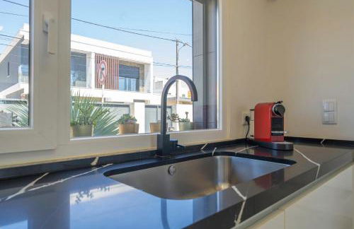 Black Pool House just 10 minutes away from the beach - Foto 37