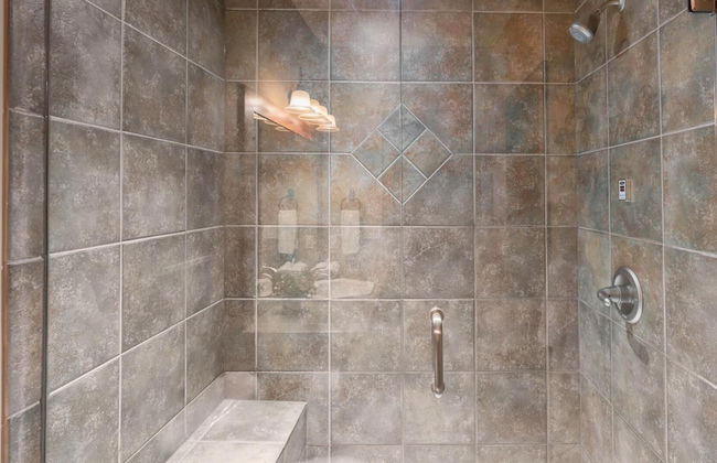 I Spy - Cozy Pet Friendly, Ski In/Ski Out Condo with Private Hot Tub - Photo 10