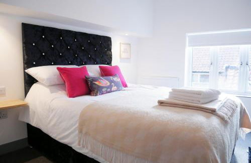 2 bed luxury duplex apartment in heart of Holt - Photo 10