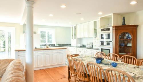 Waterfront Fun at this Huge Family Estate - Foto 4