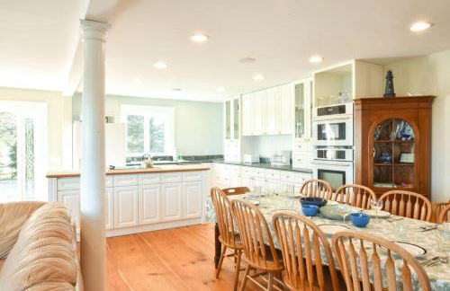 Waterfront Fun at this Huge Family Estate - Foto 4