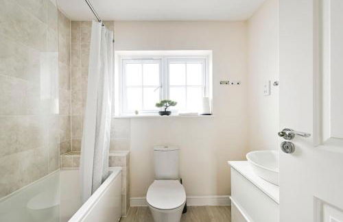 Swan's Place - Large 4bed home, Sleeps 9, Parking x2 & Games room - Foto 18