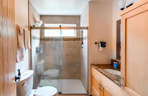 Stylish Deception Pass Retreat with Bay Views - Foto 13