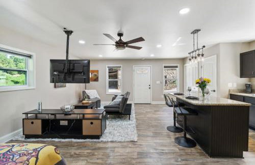 Hickory Hideaway Pet-Friendly Haven with Fire Pit! - Foto 6