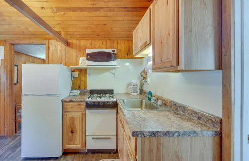 Rustic Cabin with Fire Pit, Steps to Sand Lake! - Foto 9