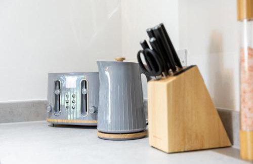 #57 Central Taunton 2BR APT - Sleeps 6 - 5 mins to Taunton Player Ready 2 - "Perfect For Contractors and Families - Free Parking" - Foto 17