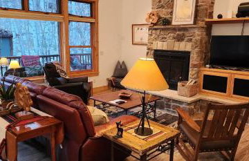 Sundance Spacious Vaulted Ceiling cabin, Hot tub, huge lawn - Foto 10